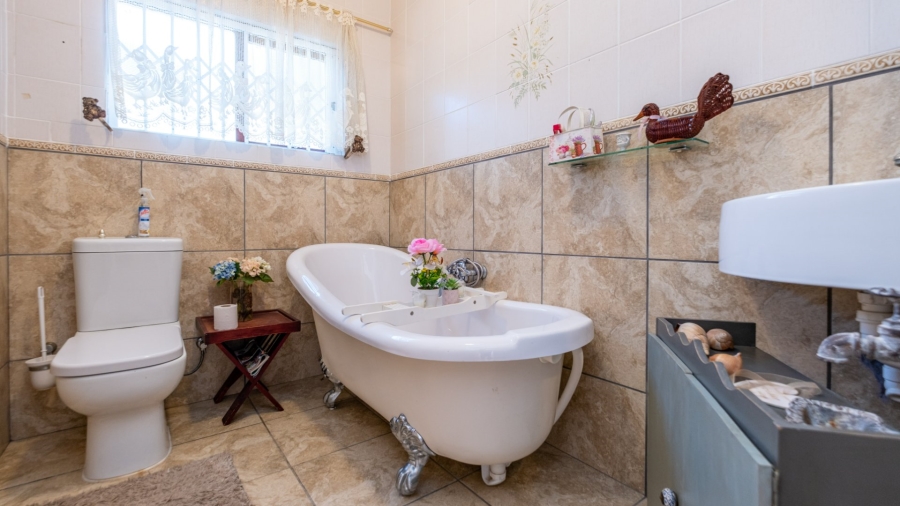 5 Bedroom Property for Sale in Denver Park Western Cape